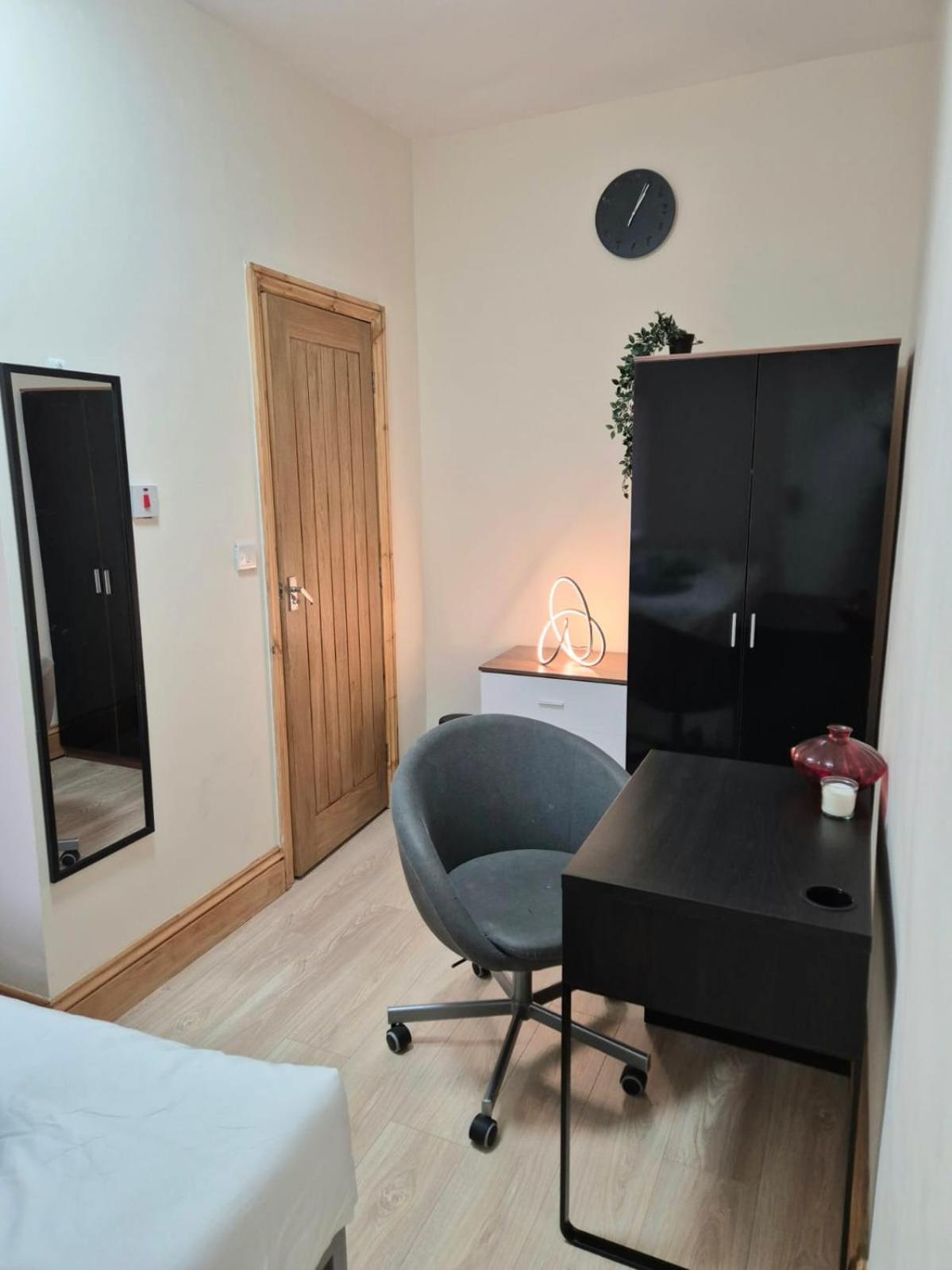 Rooms In Manchester 6 Minutes Drive To Victoria Station Exteriér fotografie
